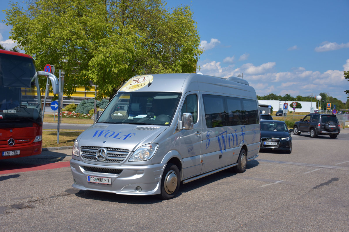 Kleinbus Mercedes Sprinter von Wolf Reisen aus sterreich 2017 in Krems.