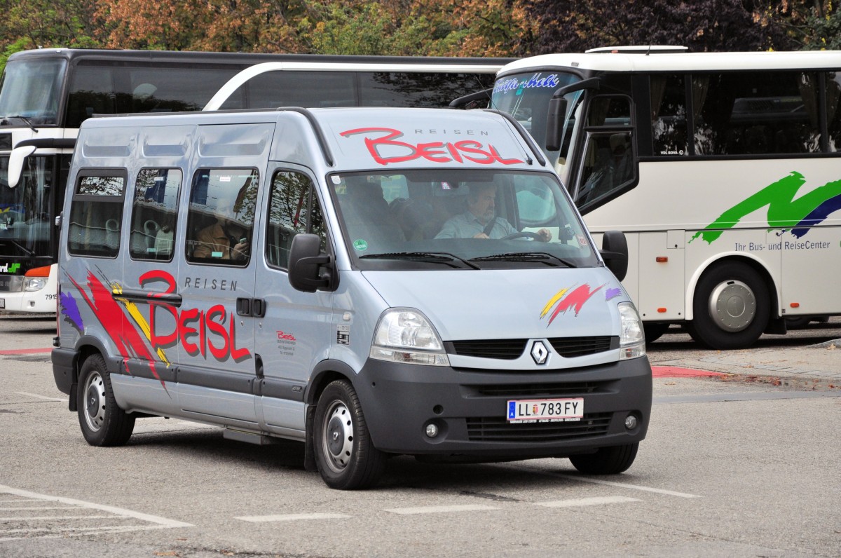 Kleinbus RENAULT von BEISL Reisen aus Ober�sterreich im September 2013 in Krems gewesen.