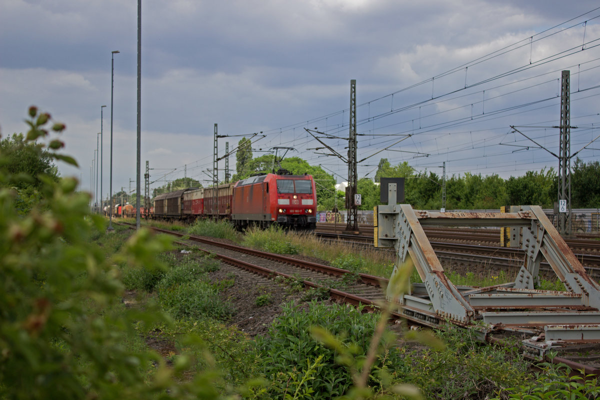 Knapp an der falschen Stelle lag am 13.06. das Wolkenloch, das die hintere H�lfte des von 185 180 gezogenen gemischten G�terzuges in Sonne tauchte, w�hrend 100 Meter s�dlich die Lok reichlich verschattet daherkam.