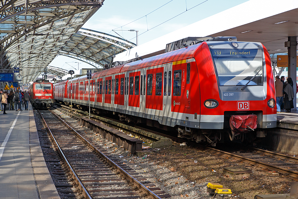 
Köln Hauptbahnhof am 08.03.2015: Während links am Gleis 9 die 111 151-7 der DB Regio mit dem RE 7 nach Krefeld steht, fahren auf Gleis 10 zwei gekoppelte ET 423 der S-Bahn Köln als S 13 nach Troisdorf aus.