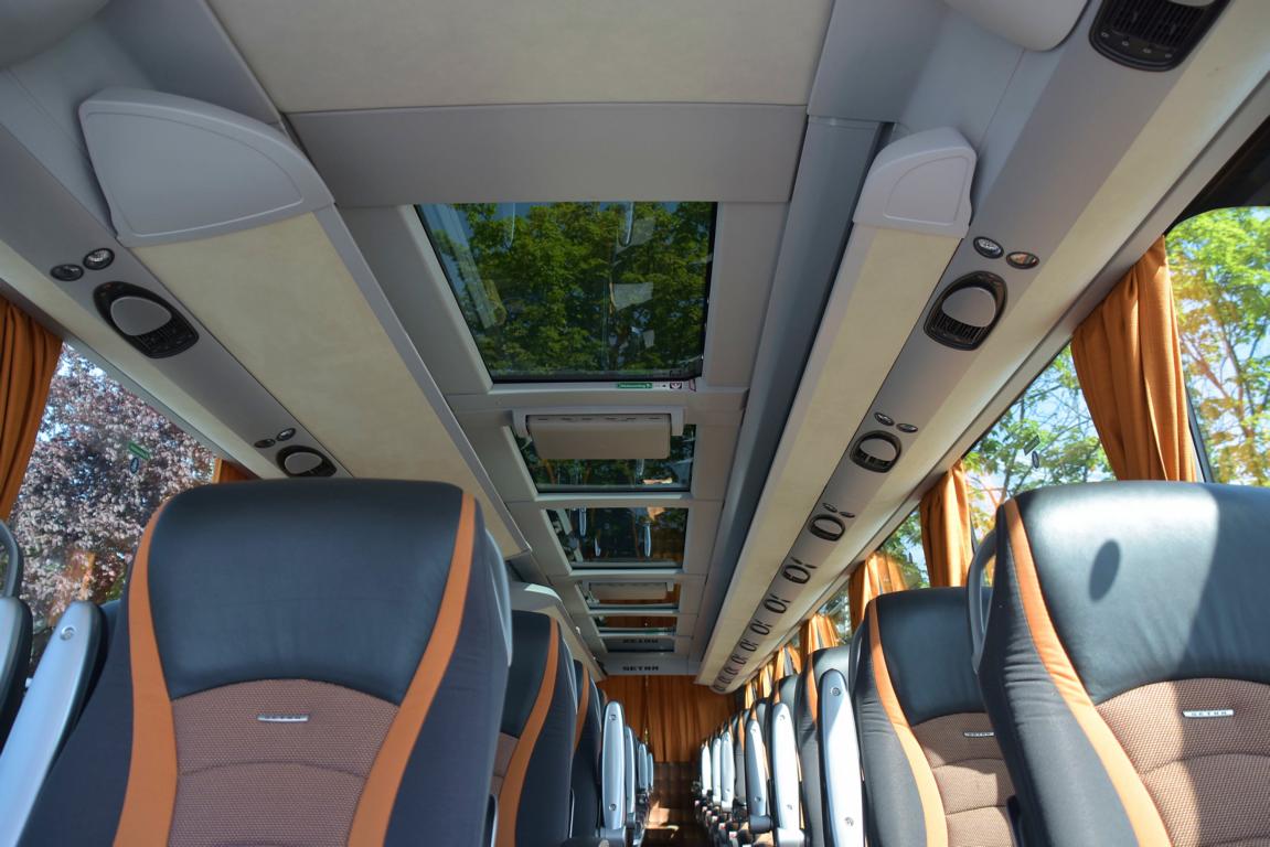  K�niglich  ausgestatteter Setra 416 HDH mit Glasdach von K�NIG Reisen aus der BRD in Krems.