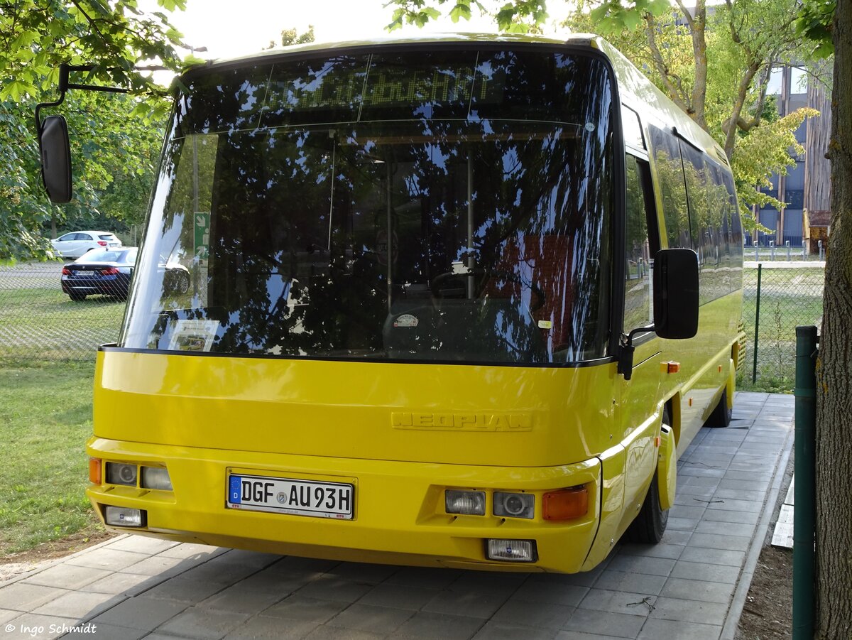 Konrad Auw�rter aus Pilsting | DGF-AU 93H | Neoplan N 8008 Metroliner | 28.08.2016 in Stuttgart