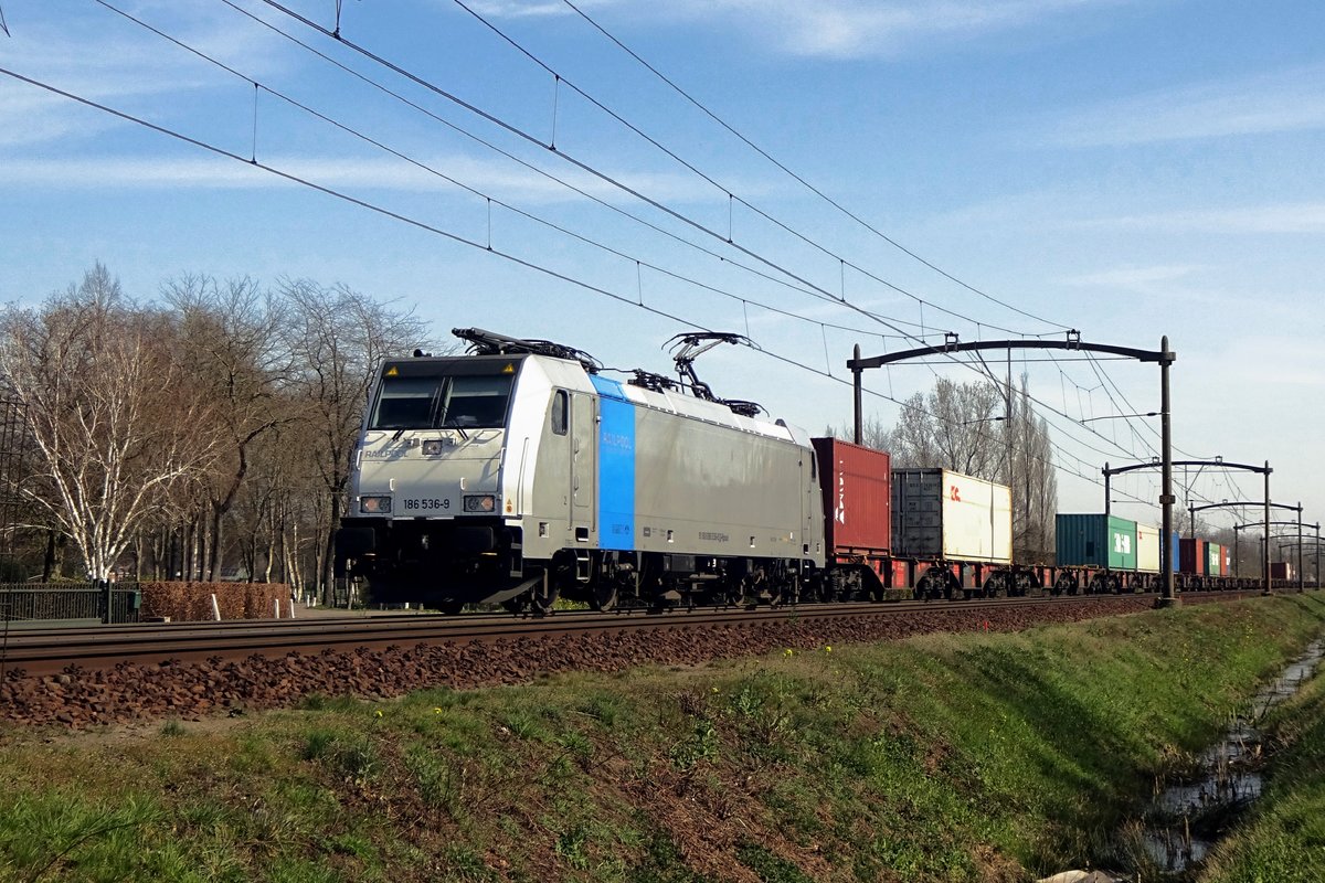 KRE 186 536 durchfahrt mit ein KLV Boxtel am 30 März 2021.