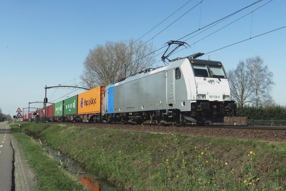 KRE 186 536 zieht ein Containerzug durch Roond nach Venlo und Köln-Eiffeltor.