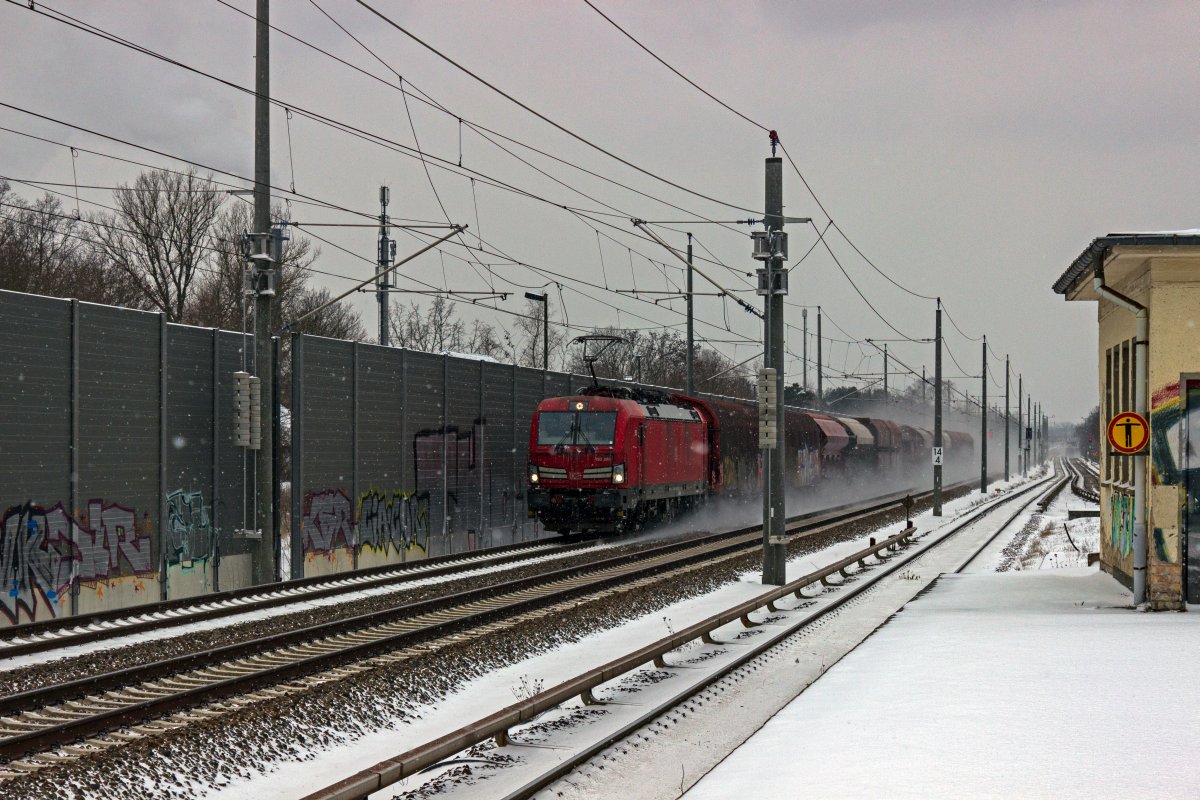 Kurz bevor ich aufgrund der frostigen Temperaturen den R�ckzug antrat, passierte 193 395 mit einem gemischten G�terzug Richtung Osten den S-Bahn-Haltepunkt Friedrichshagen.