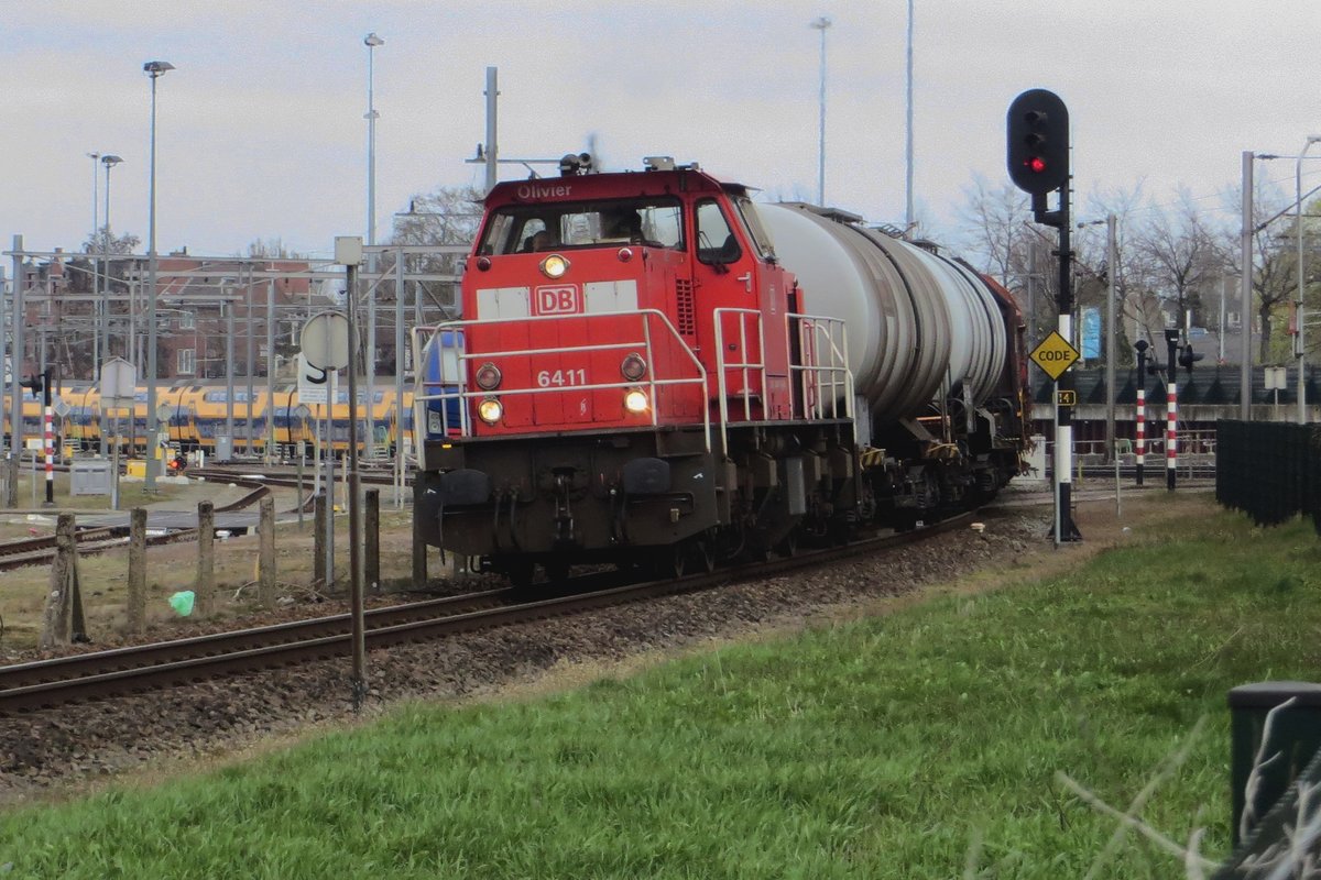 Kurzguterzug mit 6411 verlsst am 8 April 2021 Venlo.