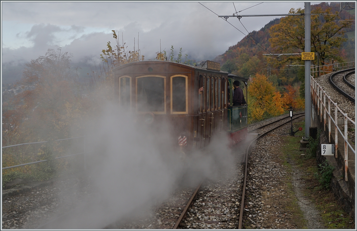  LA DER 2020 du Blonay-Chamby  / Saison Abschluss der Blonay-Chamby Bahn: Mit einem verstärkten Fahrplan und viel Dampf wird vor dem  Winterschlaf  nochmals viel Betrieb gemacht. Im Bild ein wahres Bijou welches die G 2/2 N° 4  Rimini  von Chaulin nach Chamby schob: Der Aigle - Leysin CF2 N° 21 (Baujahr 1900 / SIG). Dieser Zug pendelte einige Male zwischen Chaulin und Chamby hin und her, um Museumsbesucher, welche mit der MOB an- oder abreisten, einen guten Anschluss zu bieten. 

24. Okt. 2020