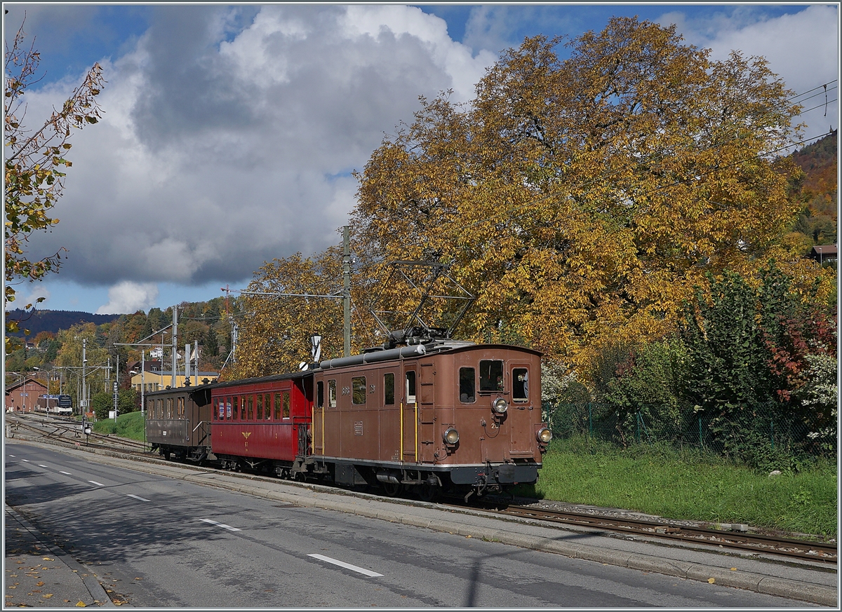  LA DER 2020 du Blonay-Chamby  / Saison Abschluss der Blonay-Chamby Bahn: Mit einem verstärkten Fahrplan und viel Dampf wird vor dem  Winterschlaf  (bzw. Arbeit im Dépôt Chaulin) nochmals viel Betrieb gemacht. Die BOB HGe 3/3 (Baujahr 1926) verlässt mit dem NStCM C4 N° 7 (Baujahr 1910) und dem BOB  Kaiserwagen  C3 N° 6 (Baujahr 1901) Blonay in Richtung Chamby.

24. Okt. 2020