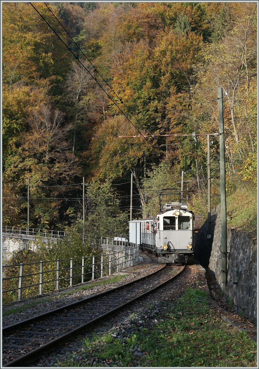  La DER de la Saison!  (Saisonabschlussfeier der Blonay-Chamby Bahn 2022) - Der als LLB ABFeh 2/4 10 angeschriebene BCFeh 4/4 der Blonay-Chamby Bahn fährt mit passenden LLB Wagen bei Verzs Chez Robert in Richtung Chamby.

30. Oktober 2022