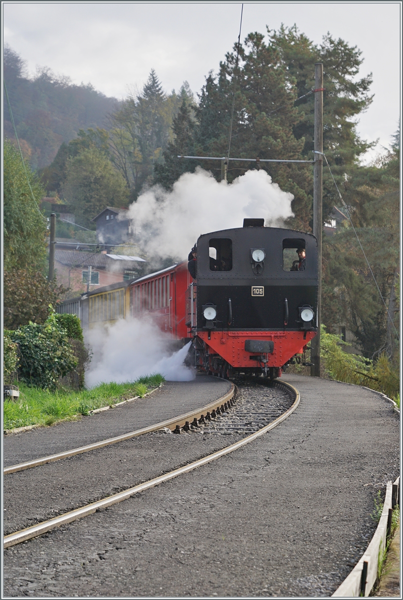 La DER de la Saison / Das Saison Ende der Blonay Chamby Bahn 2024 - Die SEG G 2x 2/2 105 der Blonay Chamby Bahn erreicht mit ihrem Riviera Belle Epoque Zug von Chaulin kommend nun Blonay von wo aus der Zug nach Vevey dampfen wird. Von Chaulin bis Blonay verkehrt dieser Zug als Leermaterial.

27. Oktober 2024