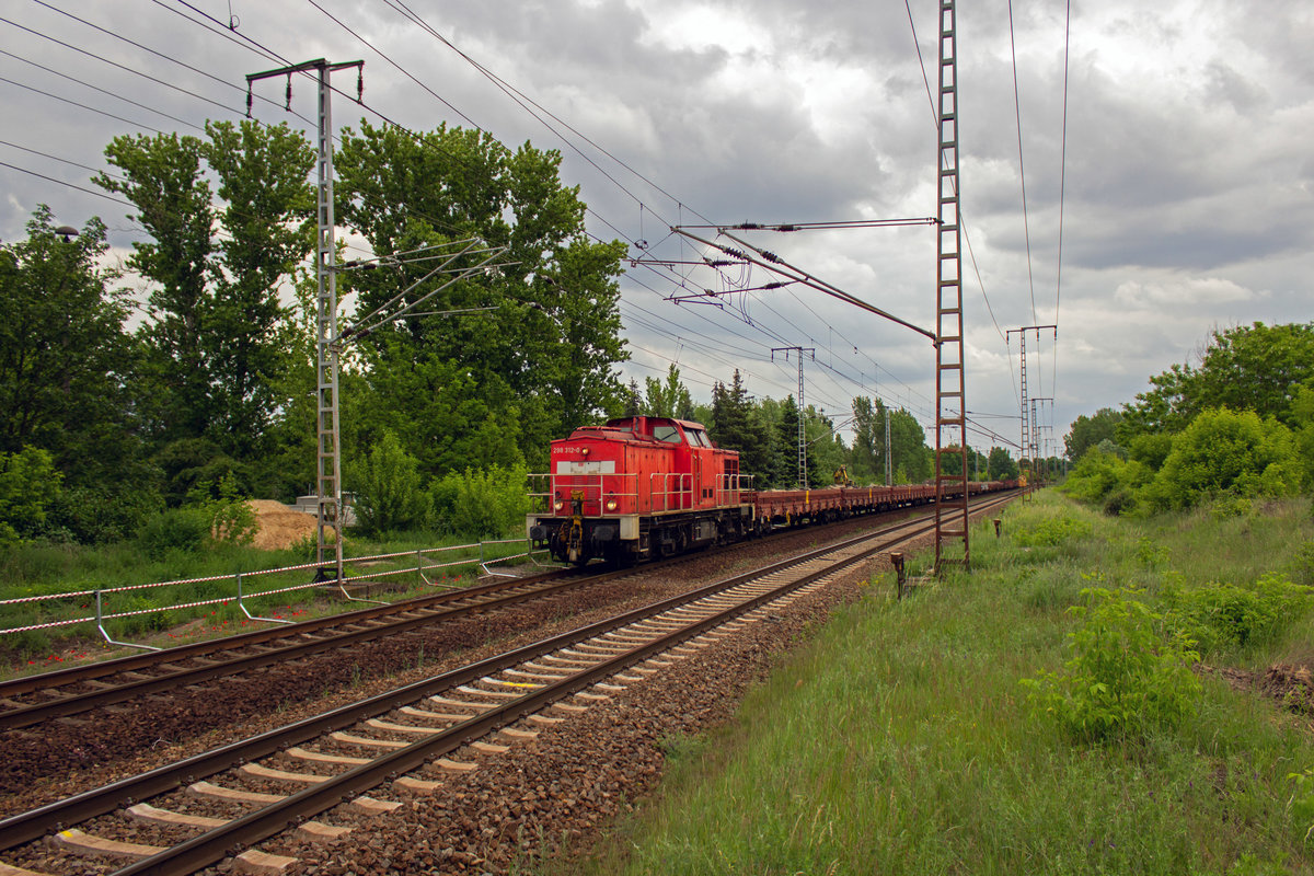 Lange Zeit war mir keine Lok der Baureihe 298 mehr begegnet, am 28.05.19 daf�r gleich mehrere: Die erste Vertreterin dieser Bauart, 298 312 bringt Schotter und Schienen in Richtung Norden.