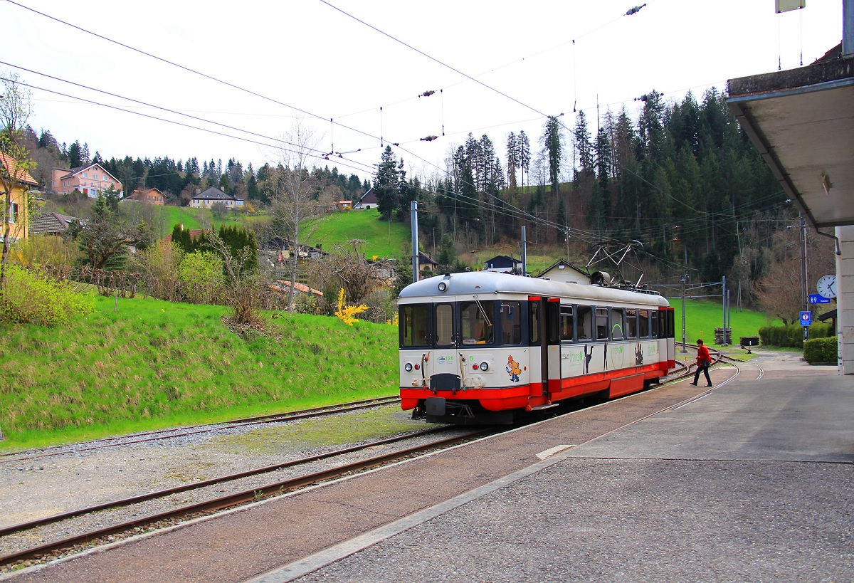 Le Locle - Les Brenets : Triebwagen 5 wartet in Les Brenets auf Abfahrt, 21.April 2016. 