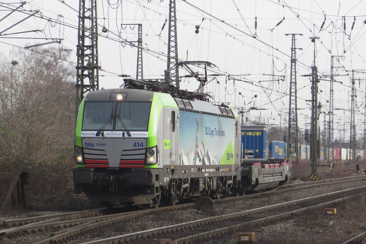 Leer an der Lok: BLS Cargo 475 414 zieht ein KLV aus Emmerich in die Niederlande am 9. Februar 2023.