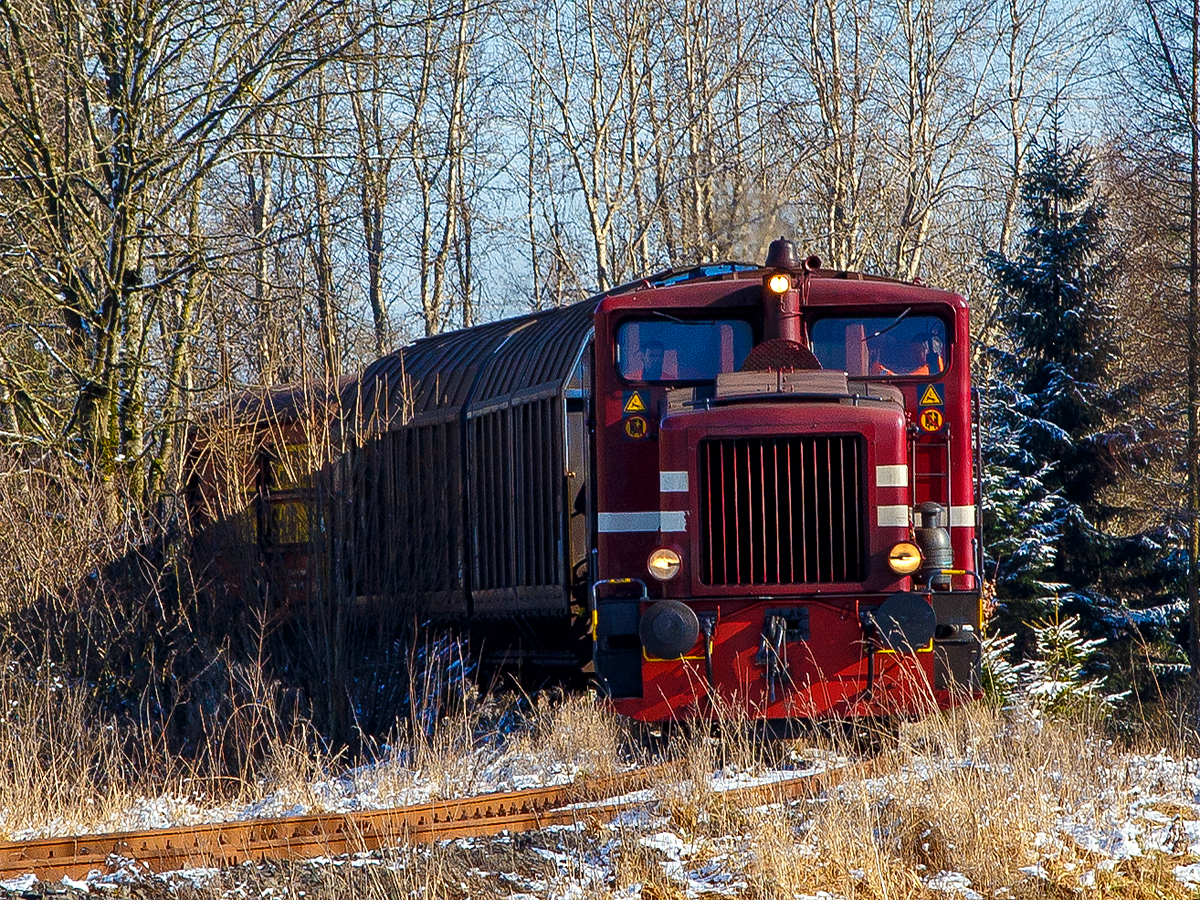 
Leider auch schon historisch der Güterverkehr am Westerwald....Hier mit einem Hauch von Winter....
Die V 26.3 (Lok 3) der Westerwaldbahn (WEBA) eine Jung R 30 B, fährt am 16.02.2016 ihrem Güterzug von Weitefeld, via Bindweide, nach Scheuerfeld/Sieg, hier beim Elkenrother Weiher (zwischen Weitefeld und Elkenroth).

Die Jung Lok vom Typ R 30 B wurden bei der Firma Jung in Kirchen/Sieg 1957 unter der Fabriknummer 12748 gebaut und als V 26.3 an die WEBA geliefert. Sie hat die NVR-Nummer 98 80 3944 005-8 D-WEBA.
