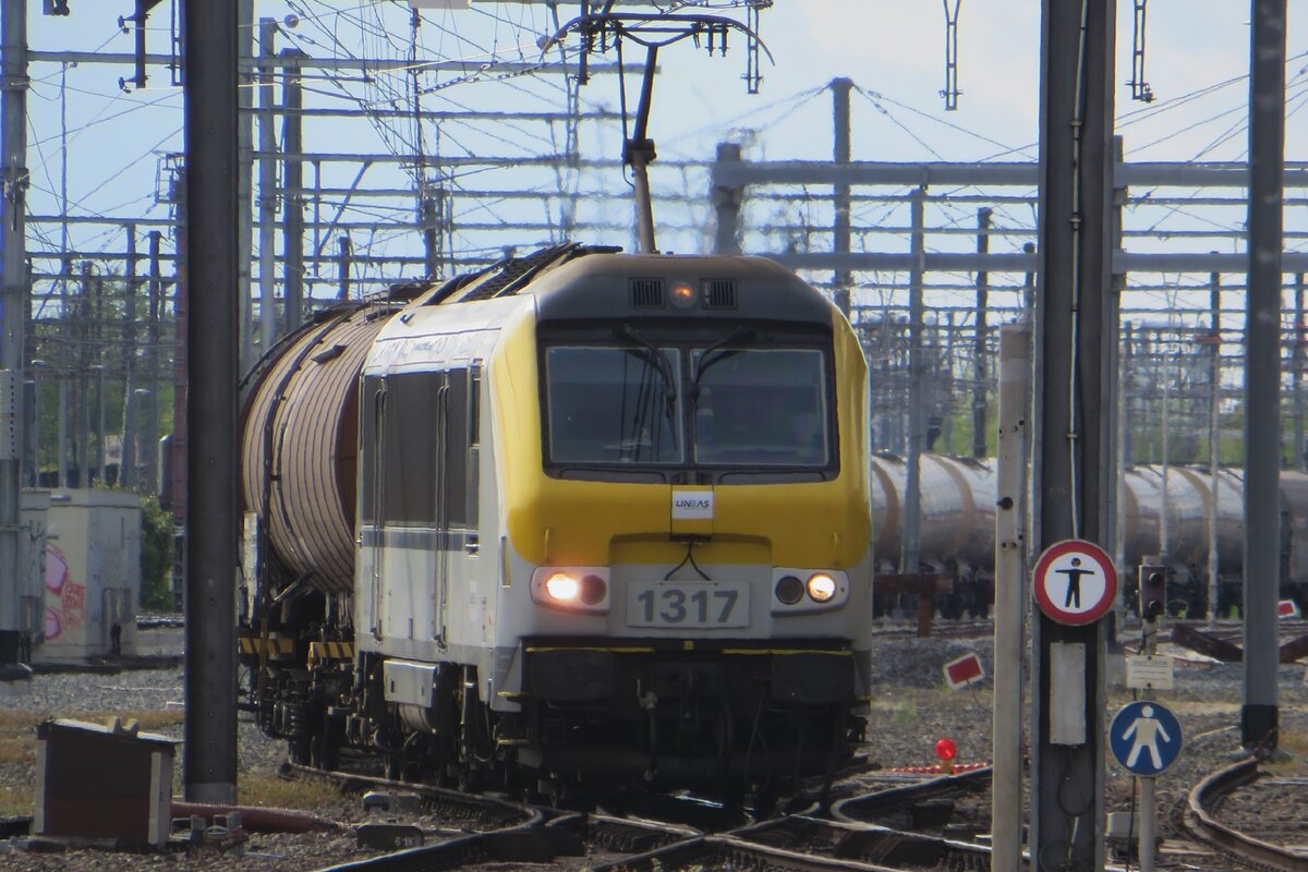 Lineas 1317 zieht ein Gaskesselwagenzug durch Gent am 5 Mai 2023.