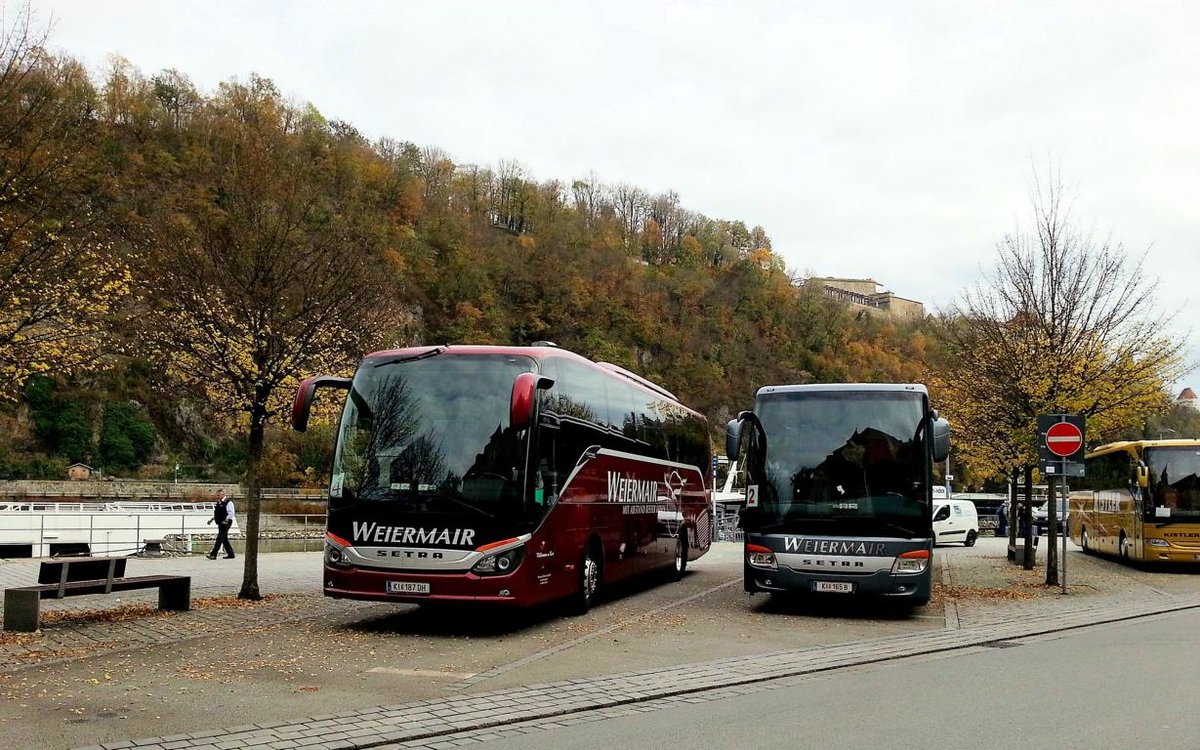 Links ein Setra 500er-Serie und rechts ein Setra 400er-Serie von Weiermair Reisen aus �sterreich in Passau gesehen.