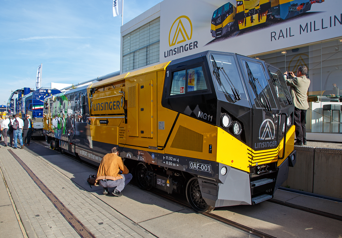 
LINSINGER Schienenfrszug MG11 prsentiert auf der InnoTrans 2018 in Berlin (18.09.2018). Das einzige Fahrzeug seiner Art, welches sogar in die Londoner U-Bahn passt. Auch der Transport in einem 40 Fu Container ist mglich.

Das einzigartige und schlanke Design, gepaart mit der renommierten LINSINGER Schienenfrs- und Schleiftechnologie setzt neue Mastbe.

TECHNISCHE DATEN (Normalspurausfhrung): 
Spurweite: 1.435 mm  (Ausfhrungen von 1.000 – 1.668 mm mglich)
Achsanzahl: 4
Lnge ber Puffer: 11.920 mm
Drehzapfenabstand: 8.500 mm
Raddurchmesser: 590 mm (neu) / 570 mm (abgenutzt)
Breite: 2.150 mm
Hhe: 2.550 mm
Eigengewicht: 31 t
Achslast: max. 8,5 t
Hauptantrieb: Dieselmotor mit 242 kW Leistung
Antriebsart: Dieselelektrisch
Hchstgeschwindigkeit: 50 km/h
Kleister  befahrbarer Gleisradius: R = 22 m
Max. Steigung: 40‰
Arbeitseinheiten:  je eine Frseinheiten und Schleifeinheit pro Seite, elektrisch angetrieben.
Bearbeitungsgeschwindigkeit: 600 m/h bei max. 0,8 mm Abtrag
Max. Abtragung pro Durchlauf: 1,2 mm
Kleister Gleisradius fr die Bearbeitung: 35 m 
Spnebehlter Volumen: 1,5 m
