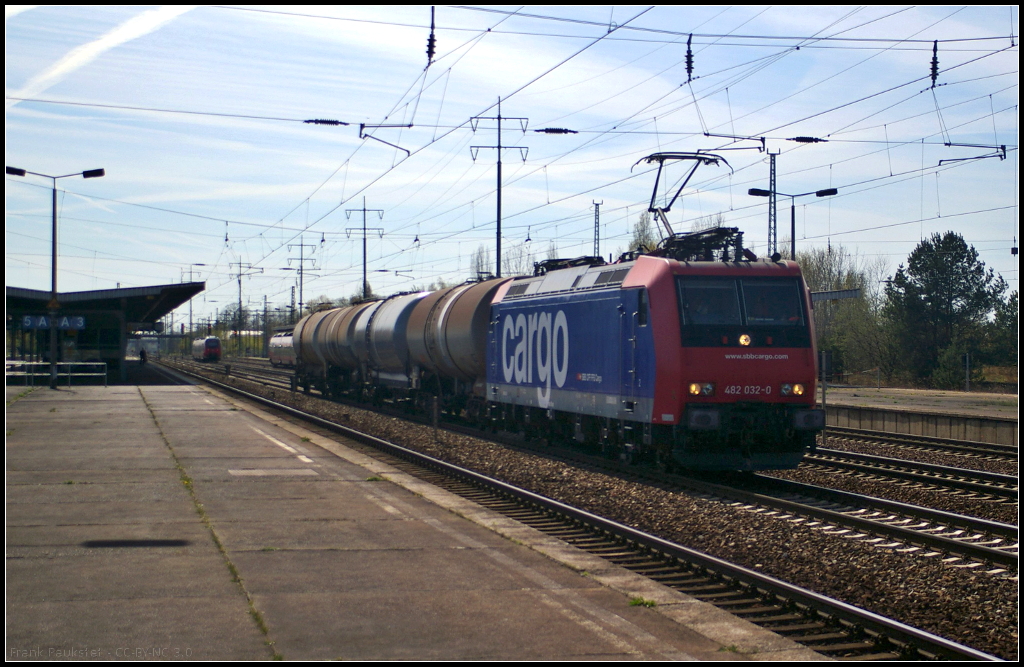 LOCON 482 038-7 in Berlin Sch�nefeld Flugfahen, 20.04.2015
<br><br>
Von SBB Cargo angemietet kam die f�r LOCON Logistik & Consulting AG fahrende Lok mit vier Kesselwagen durch den Bahnhof gefahren (NVR-Nummer 91 85 4482 038-7 CH-SBBC)