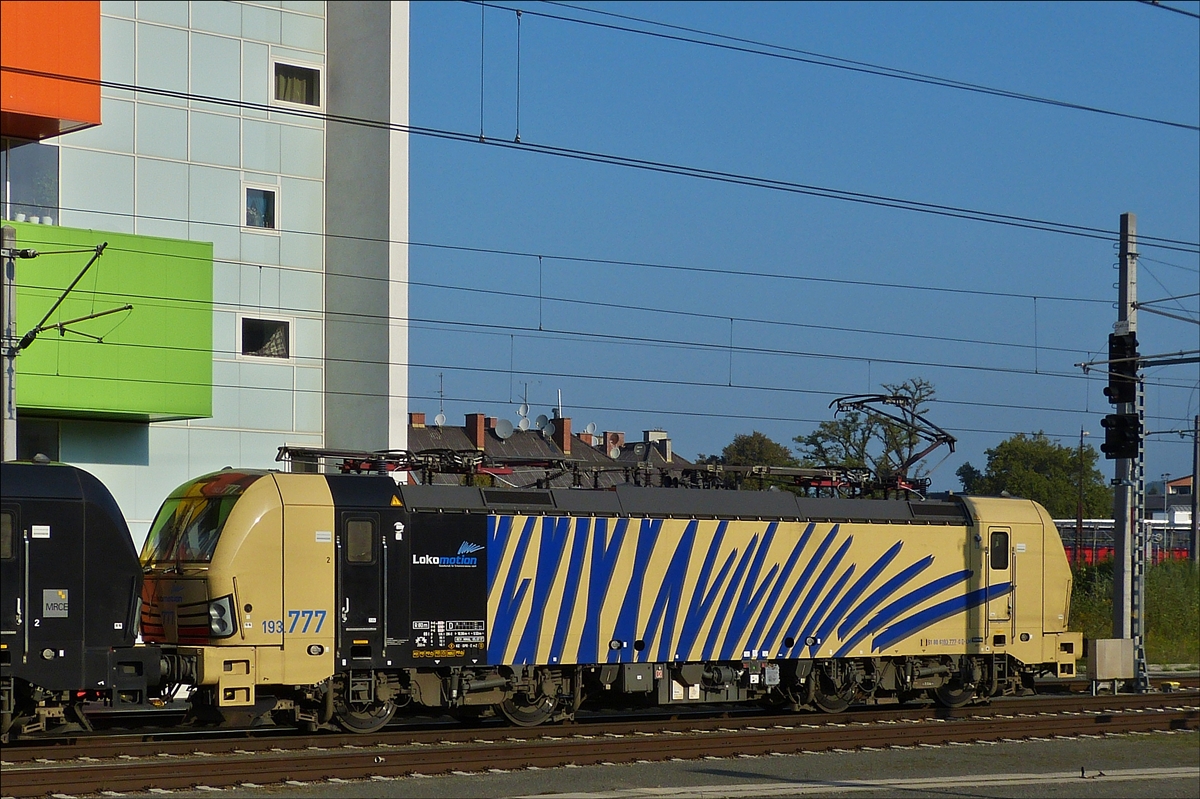 Lok 193777 von Lokomotion steht mit einem Güterzug im Bahnhof von Salzburg vor einem Haltesignal. 16.09.2018 