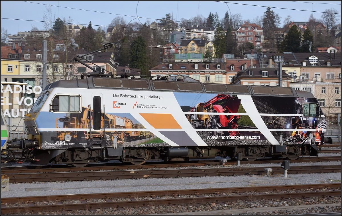 Lok 93 der SOB alias 91 85 4 456 093-4. Hier fingen die beiden frühen Vögel des Fotografentreffens den Wurm ... wunderbar im Morgenlicht, das überraschend gnädig war. St.Gallen, März 2018.