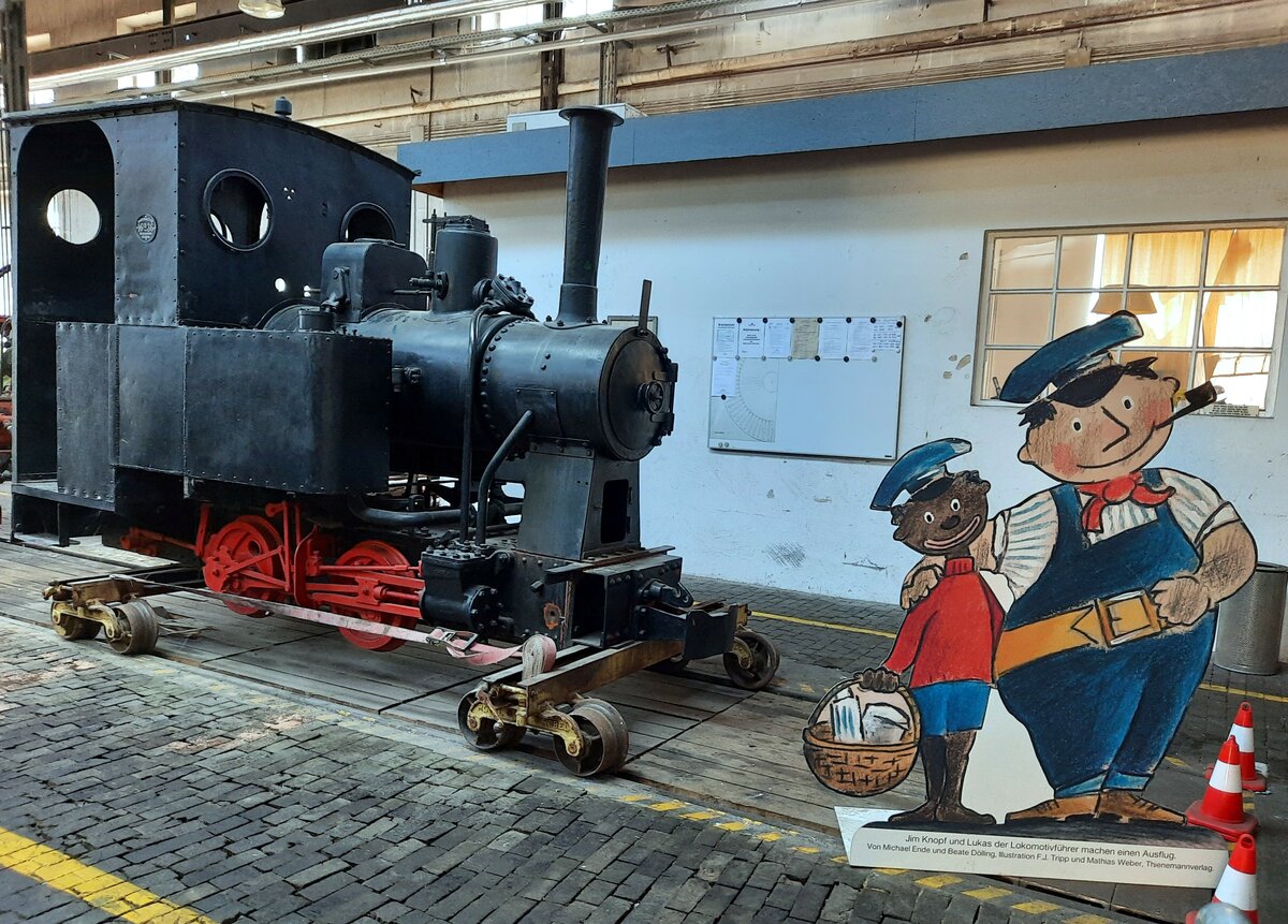 Lok Emma und Jim Knopf mit Lukas, dem Lokomotivführer im Bahnpark Augsburg am 26.06.2022. Es handelt sich um eine 1920 von der Lokfabrik Krauss in München gebaute Dampflok, die bis Mitte der 1960er Jahre auf der Werksbahn im damaligen Kieswerk der Firma Riebel in Kaufering fuhr. Vor 10 Jahren kam die Lok zur Ausstellung in den Bahnpark Augsburg.