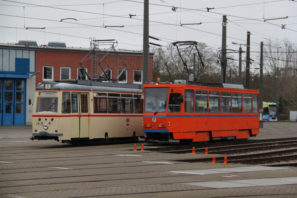 Lowa Wagen 46 und Tatra T6A2(551)waren am Nachmittag auf dem Betriebshof der Rostocker Straßenbahn AG abgestellt.18.12.016