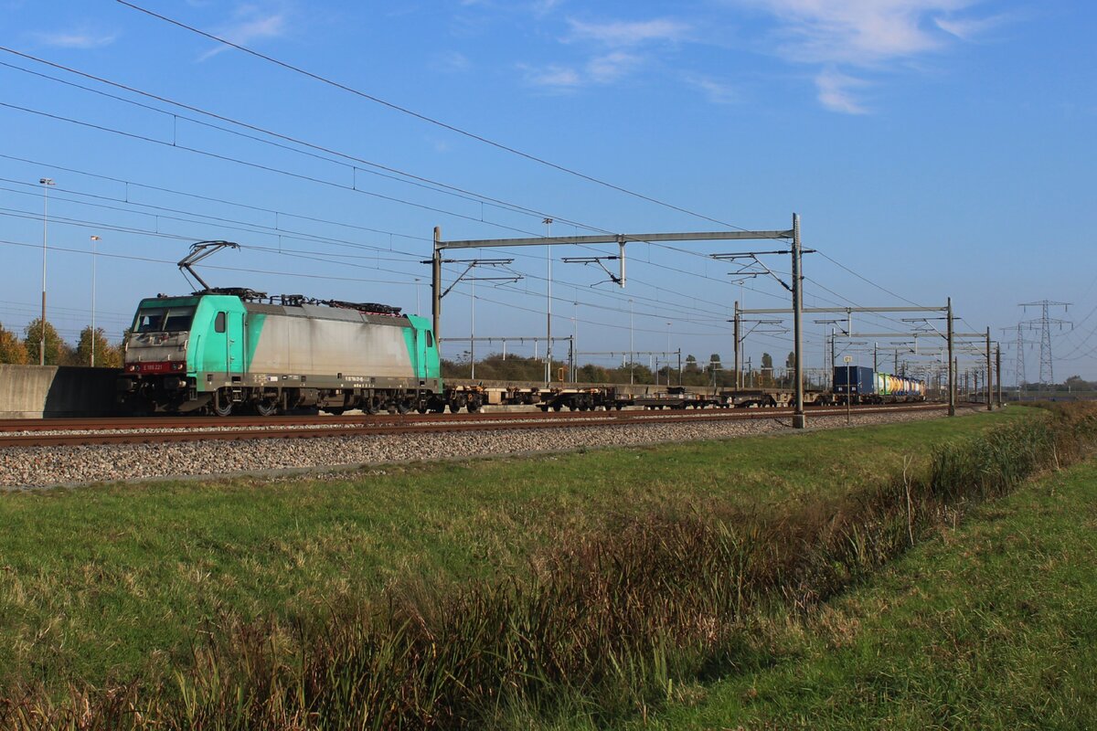 LTE Sldner 186 221 zieht am 25 Oktober 2024 ein beinahe leeren KLV durch Valburg auf den Weg nach Waalhaven-Zuid.