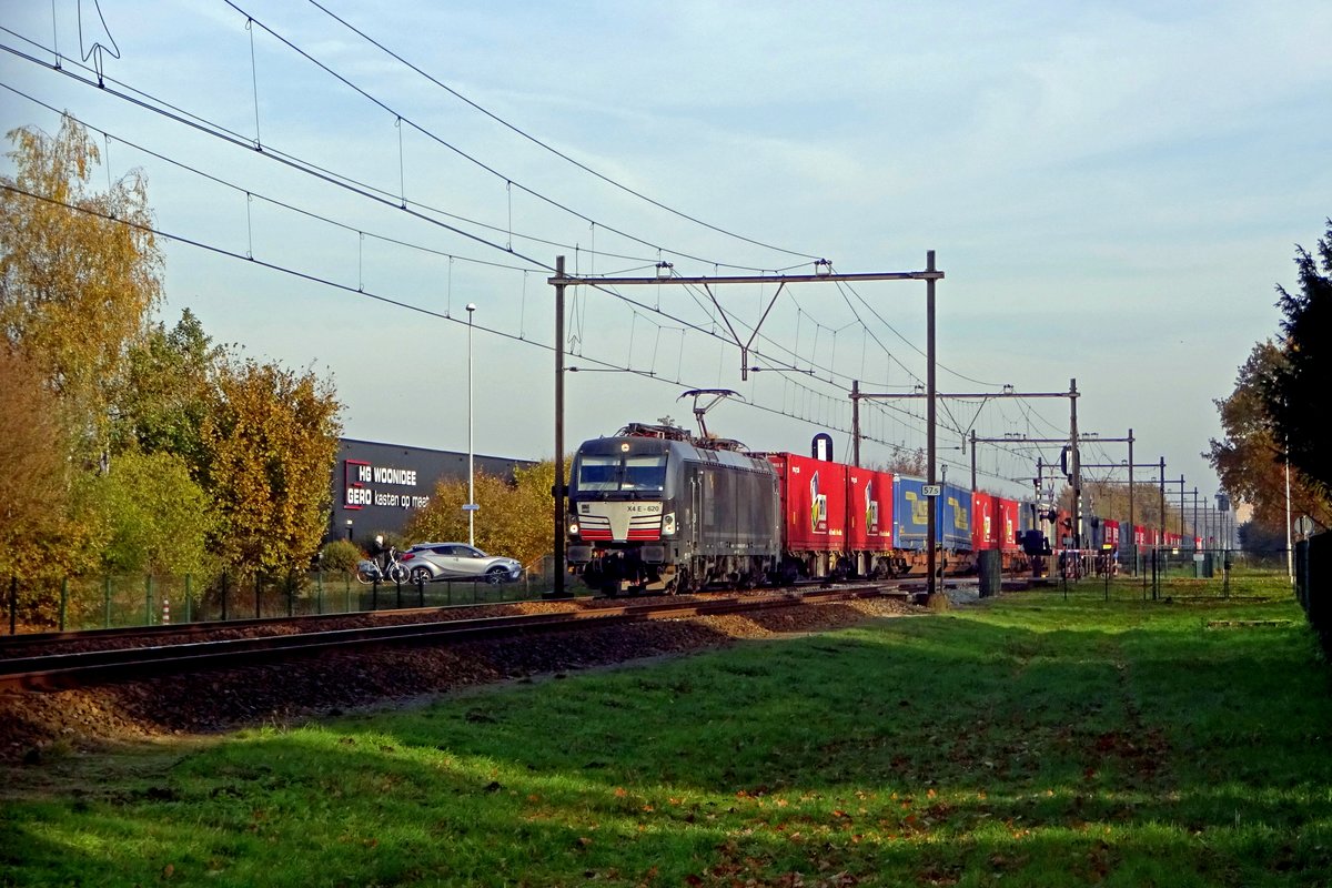 LTE X4E-620 durchfahrt mit der Rzepin-Shuttle KLV Wijchen am 24 November 2019.