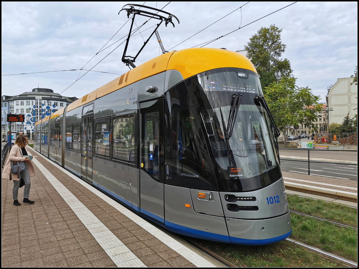 LVB 1012 vom Typ NGT10 des Herstellers Solaris als SL4 Sttteritz an der Haltestelle Leipzig Westplatz am 02.10.2020