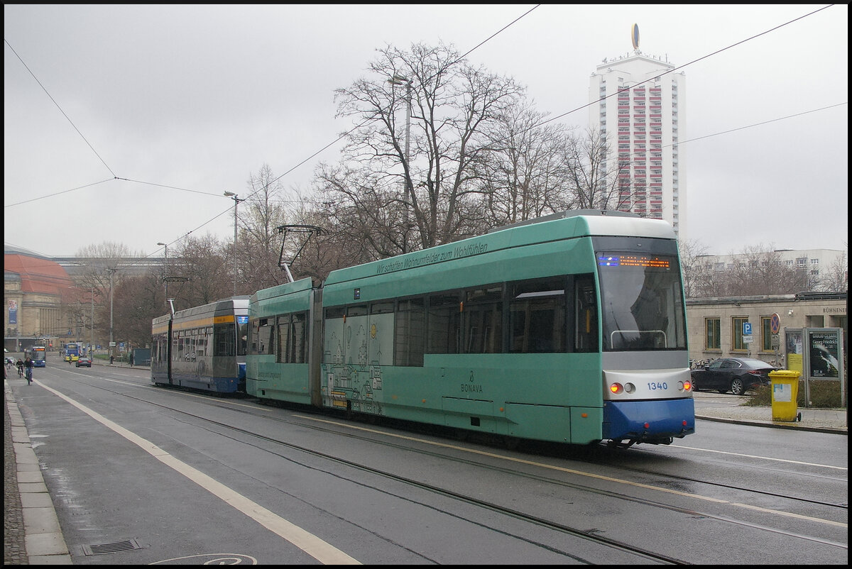 LVB 1340, Bauart NGTW6 (LFB Leoliner), getauft auf den Namen 'Meusdorf' und versehen mit Werbung  Bonava , war am 22.03.2023 in der Leipziger Goethestraße unterwegs zur Haltestelle Hauptbahnhof, der links am Bildrand schon zu erkennen ist.