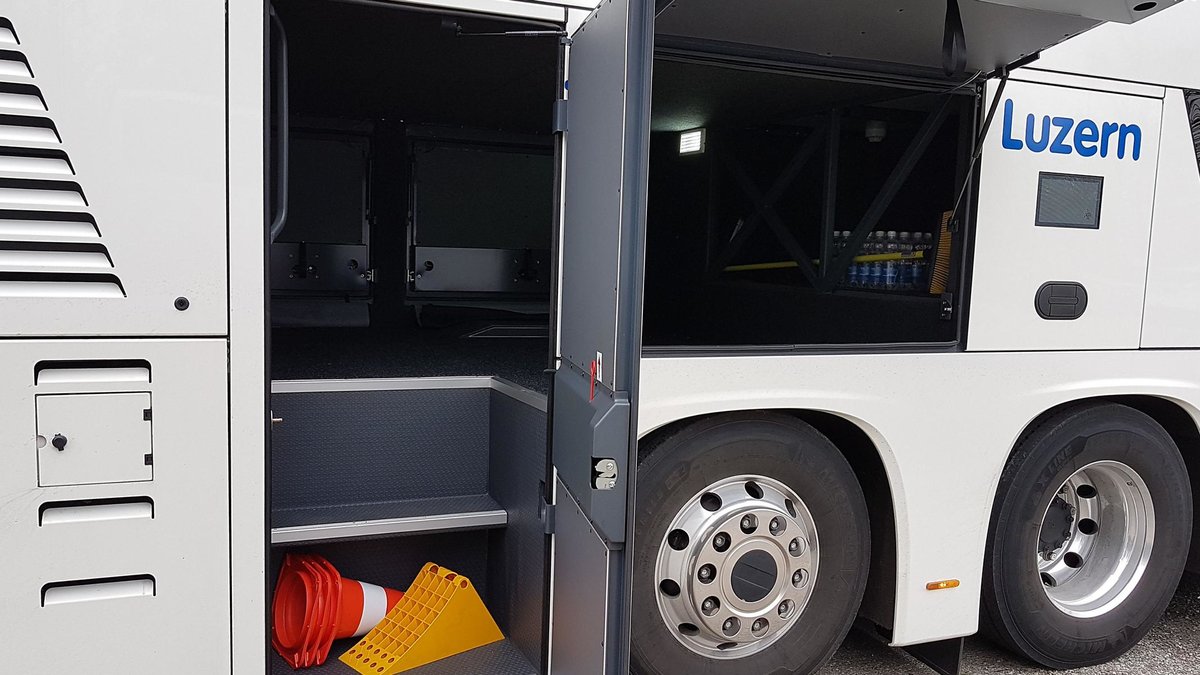 M�chtig grosser Kofferraum mit eigener Zustiegstreppe von au�en im neuen VDL Futura DD von Roland ZEMP Reisen aus der CH.