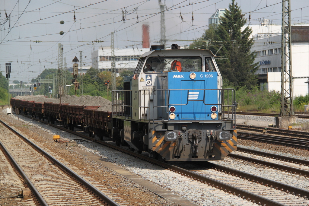 MaK 1206 bei der Durchfahrt am 26.07.2016 in M�nchen-Heimeranplatz.
