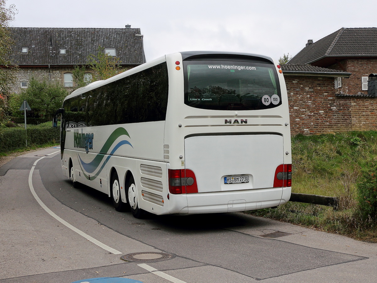 MAN Lion´s Coach der Firma H�ninger steht im Wahlheim bei Aachen am 08. Oktober 2020.