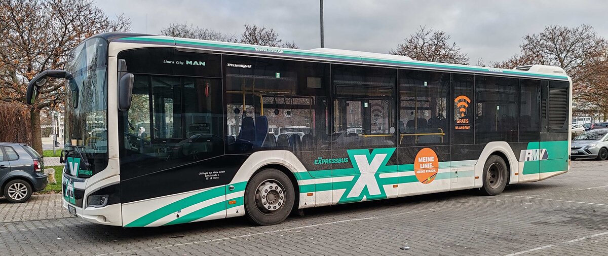 MAN Lion`s City der DB Regio Bus Mitte aus Mainz steht am HBF Wiesbaden im Dezember 2025