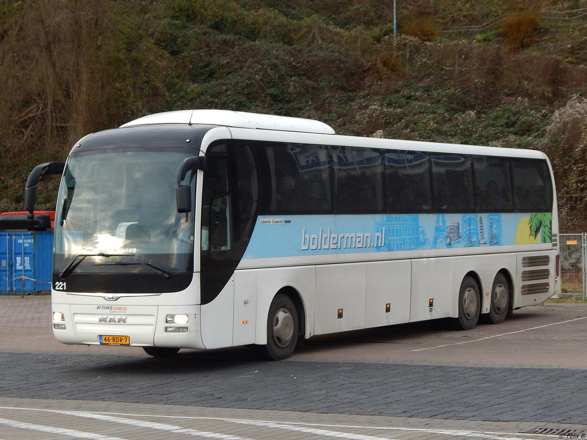 MAN Lion's Coach von Betuwe Express aus den Niederlanden im Stadthafen Sassnitz.