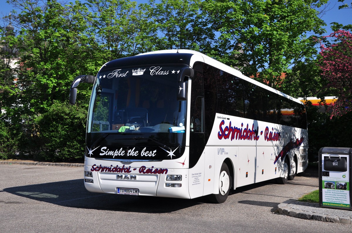 MAN Lions Coach von Erwin Schober Reisen aus Nieder�sterreich am 16.5.2015 in Krems.