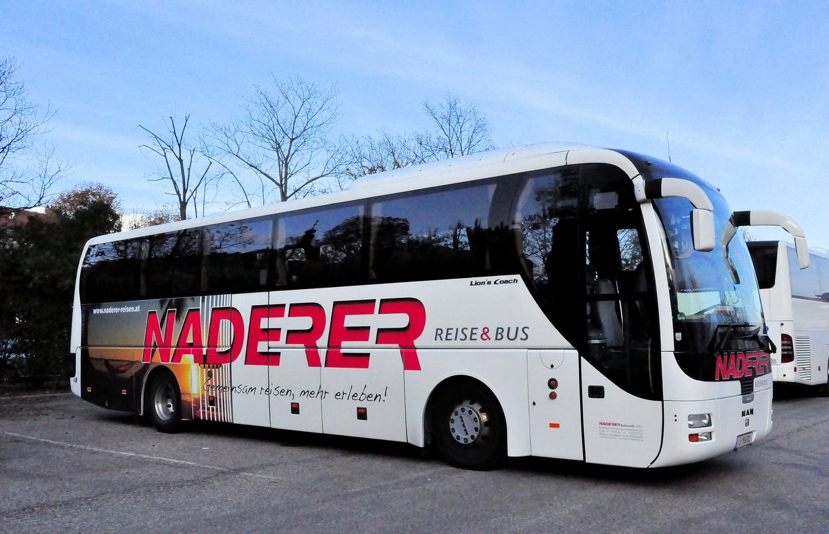 MAN Lions Coach von Naderer Reisen aus �sterreich in Krems gesehen.