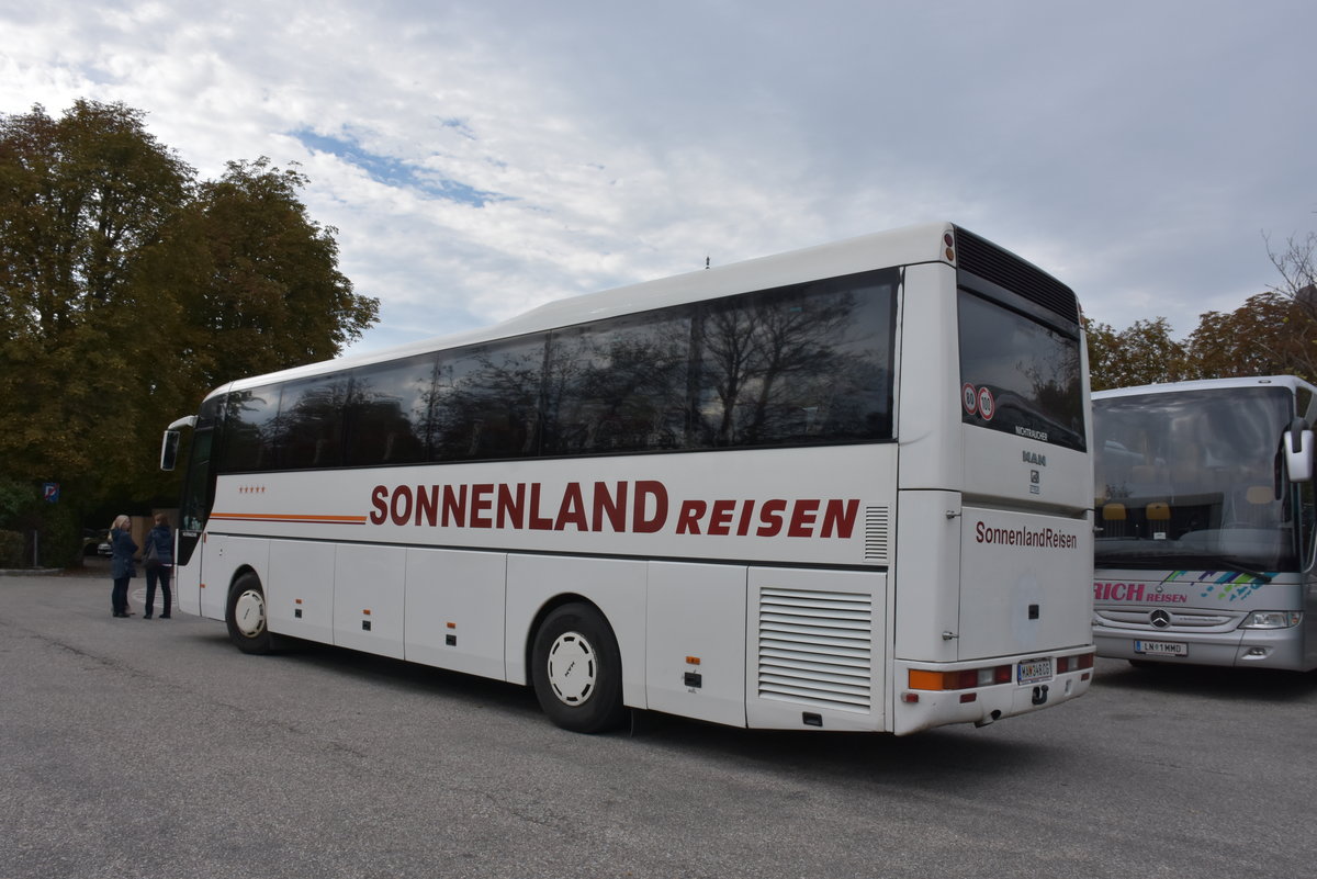 MAN Lion`s Coach von Sonnenland Reisen aus �sterreich 09/2017 in Krems.