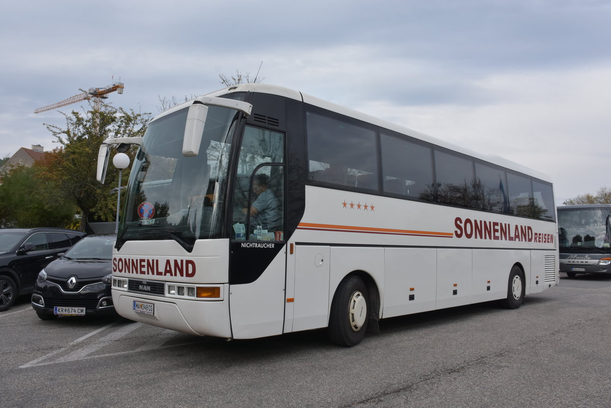MAN Lion`s Coach von Sonnenland Reisen aus �sterreich 09/2017 in Krems.