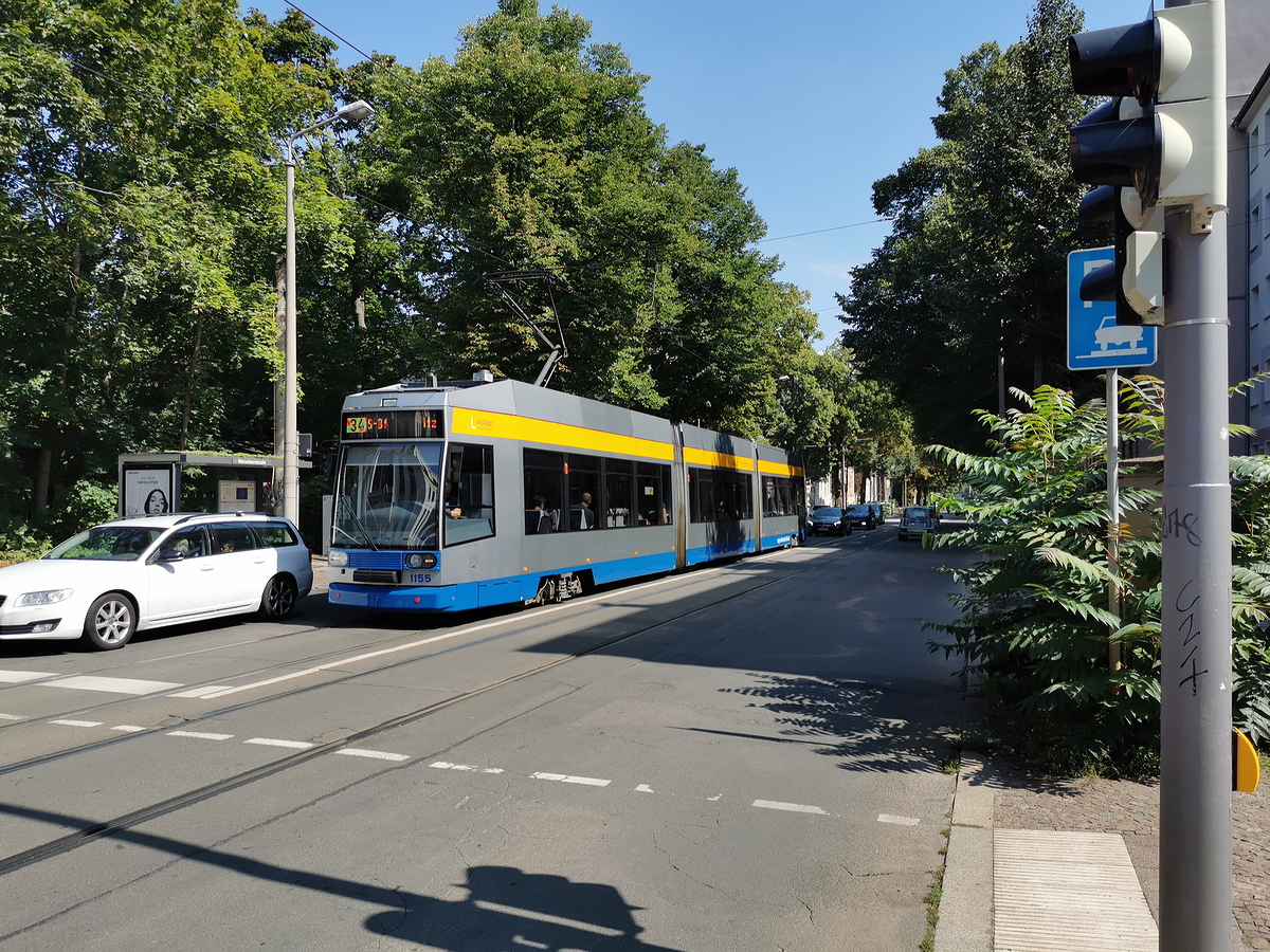 Manche haben es eilig so wie der weiße Kombi, der bereits aus dem Bild fährt, während LVB 1155 als SL34 Richtung S-Bf. Plagwitz noch an der Haltestelle Marschnerstraße steht. (DWA NGT8, LVB-Typ 36, 10.08.2023)