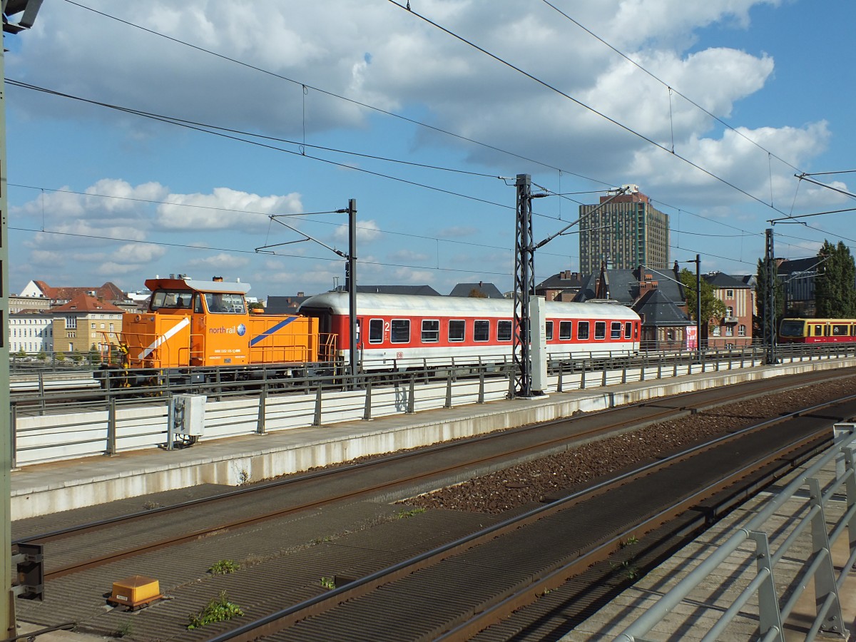 Manchmal ist sogar der Verkehr auf der dichtbelegten Berliner Stadtbahn interessant: Die von DB Fernverkehr im Rangierdienst eingesetzte northrail-352 105 bringt einen Liegewagen vermtl. von Berlin-Rummelsburg nach Grunewald. 2.10.13