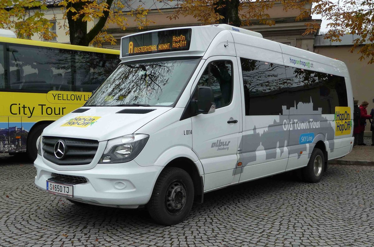 MB Sprinter als Stadtrundfahrtbus in Salzburg im Dezember 2018