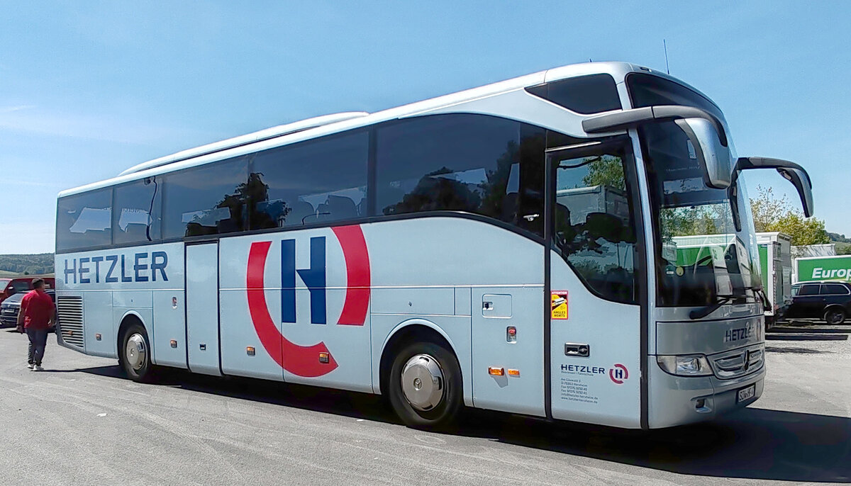 MB Tourismo des Busunternehmens HETZLER aus Herxheim steht auf dem Parkplatz der 2025er Rettmobil in Fulda