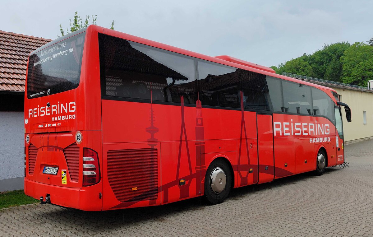 MB Tourismo vom Reisering Hamburg steht bei einem Süßwarenhersteller in Laaber, 05-2025