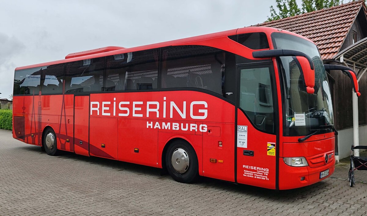 MB Tourismo vom Reisering Hamburg steht bei einem Süßwarenhersteller in Laaber, 05-2025