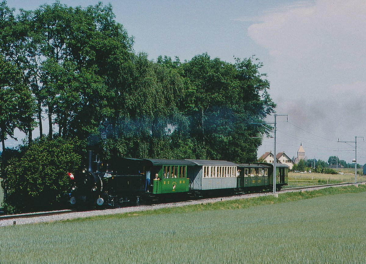 MBC/BAM: Im Jahre 1995 Jahre feierte die BAM ihr 100-jhriges Jubilum. Zu diesem besonderen Anlass verkehrte im Sommer 1995 ein Dampfzug der BC mit der G 3/3 6 (1901, ehemals SBB Brnig) auf der BAM. Diese von der BC zur Verfgung gestellte Dampflok stand bei der BAM ab 1943 im Einsatz. Der Jubilumsdampfzug wurde in der Region BUSSY-s.-Morges verewigt. Zu erkennen gibt es rechts im Bilde das bekannte Chteau Vufflens. 
Foto: Walter Ruetsch