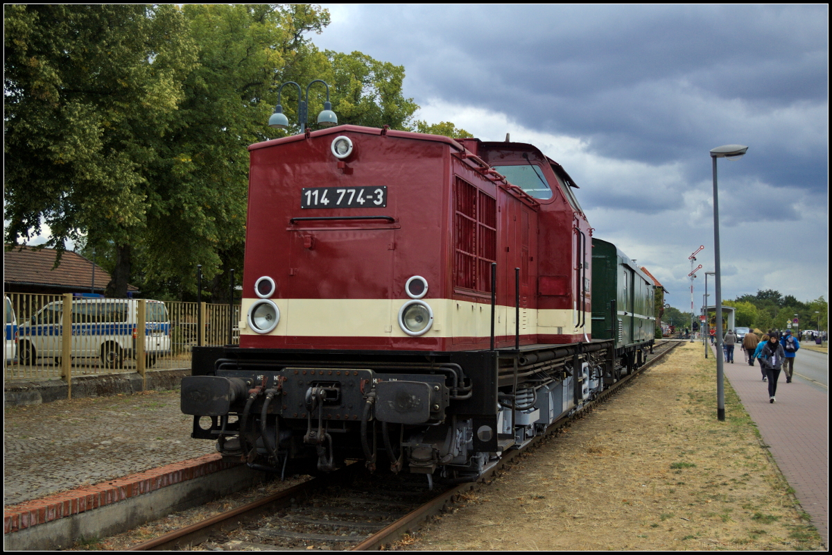 MEG 114 774 / 204 774-4 ist an den Verein Historischer Lokschuppen Wittenberge e.V. ausgeliehen und stand mit dem in frischen Glanz erstrahlenden Salon-Autotransportwagen des DR-Regierungszug auf dem ehemaligen Anschlussgleis zum Bahnhof Wittenberge. Der Historische Lokschuppen Wittenberge hatte zum Brandenburg-Tag 2018 ebenfalls geöffnet.