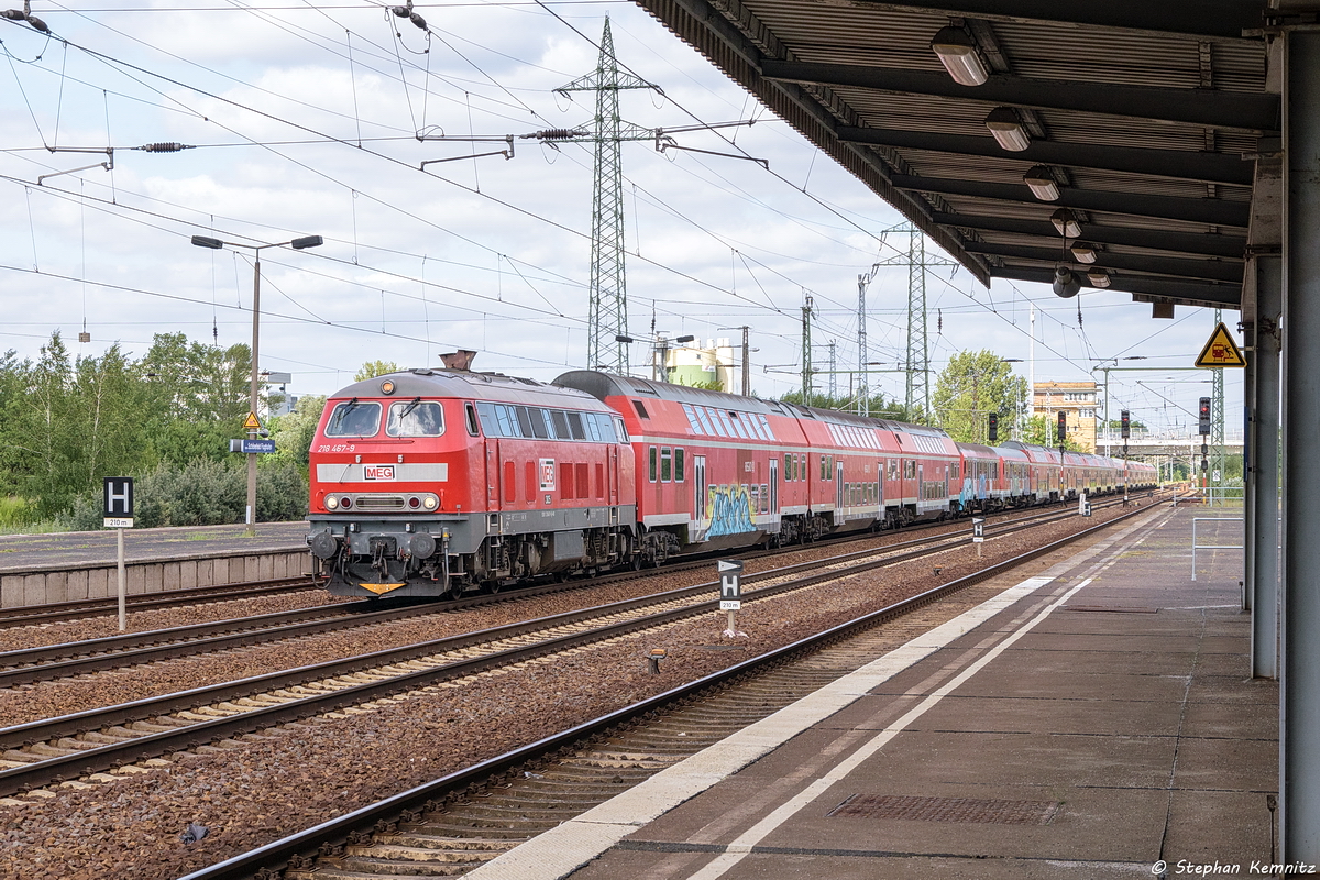 MEG 305 (218 467-9) Mitteldeutsche Eisenbahn GmbH mit 19 Schrottwagen in Berlin-Sch�nefeld Flughafen und fuhr weiter Richtung Glasower Damm. Ziel diese Zuges war wohl Espenhain gewesen. 13.07.2017