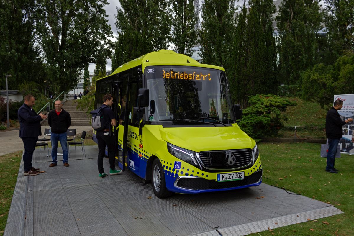 Mercedes-Benz bietet f�r die Sprinter-Kleinbusse keinen eigenen Elektroantrieb an, allerdings k�nnen andere Firmen das Fahrgestell als Basis f�r eigene Aufbauten nutzen. Die �sterreichische Firma Kutsentis f�hrt batterieelektrische Fahrzeuge unter dem Markennamen K-Bus E-Solar City im Programm, wie dieses Exemplar, das f�r den Stadtverkehr in Euskirchen vorgesehen ist.