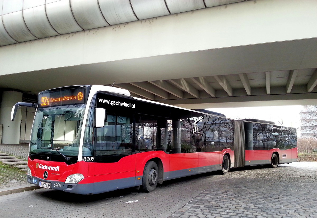 Mercedes Benz Citaro vom Verkehrsbetrieb Gschwindl bei der U1 Sation in Kaiserm�hlen/Wien im Dez.2013 gesehen.
